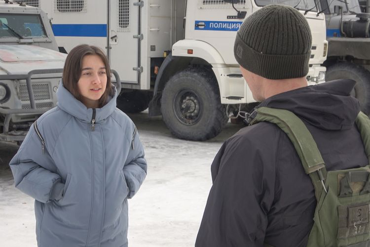 Аделина Щербакова в едином строю с бойцами сахалинского отряда мобильного особого назначения