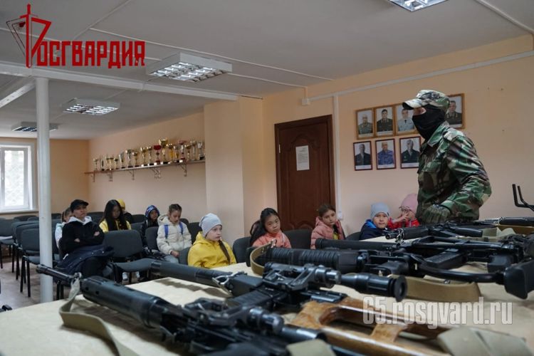 В гостях у сахалинского ОМОН побывали школьники гимназии № 2