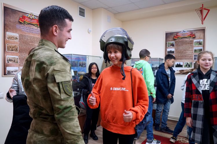 Музей Росгвардии встретил сахалинских школьников