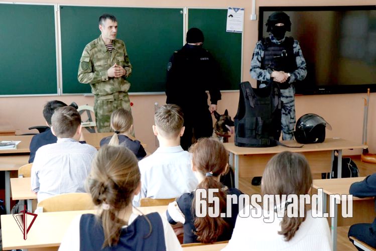 УРОК МУЖЕСТВА ДЛЯ ШКОЛЬНИКОВ ПРОВЕЛИ САХАЛИНСКИЕ РОСГВАРДЕЙЦЫ