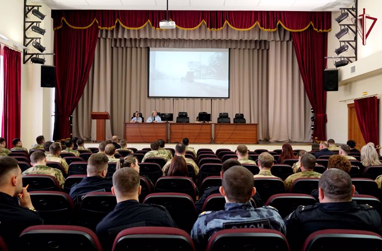В ЮЖНО – САХАЛИНСКЕ РОСГВАРДЕЙЦАМ НАПОМНИЛИ О ПРАВИЛАХ ДОРОЖНОЙ БЕЗОПАСНОСТИ