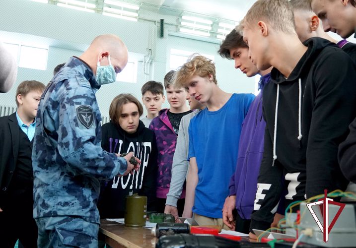 Сотрудники сахалинского отряда мобильного особого назначения "Тайфун" приняли участие в акции "Юные динамовцы - будущее органов правопорядка"