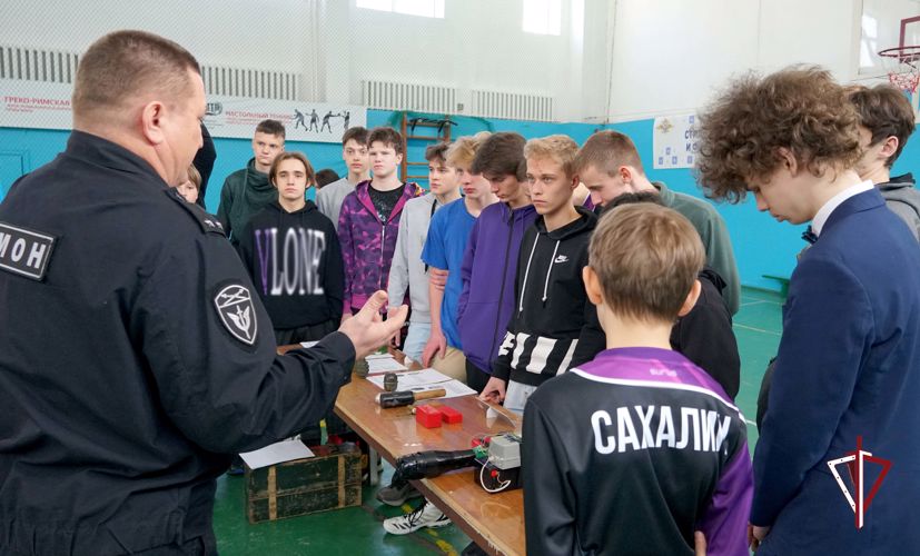 Сотрудники сахалинского отряда мобильного особого назначения "Тайфун" приняли участие в акции "Юные динамовцы - будущее органов правопорядка"