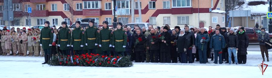 Сахалинские росгвардейцы в День защитника Отечества возложили цветы к Вечному огню 