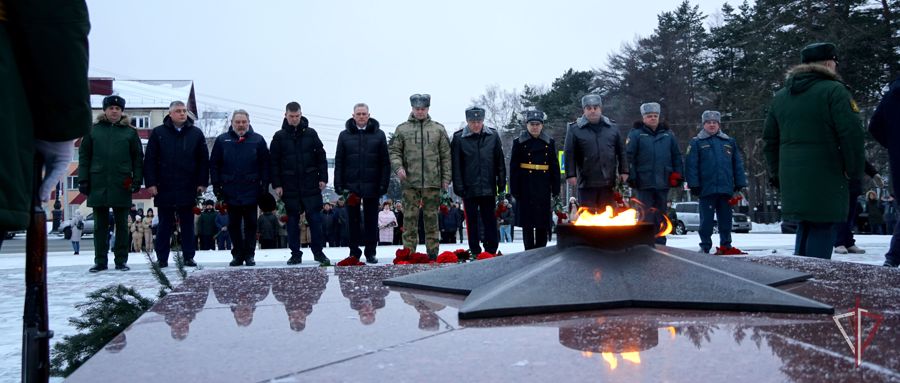 Сахалинские росгвардейцы в День защитника Отечества возложили цветы к Вечному огню 
