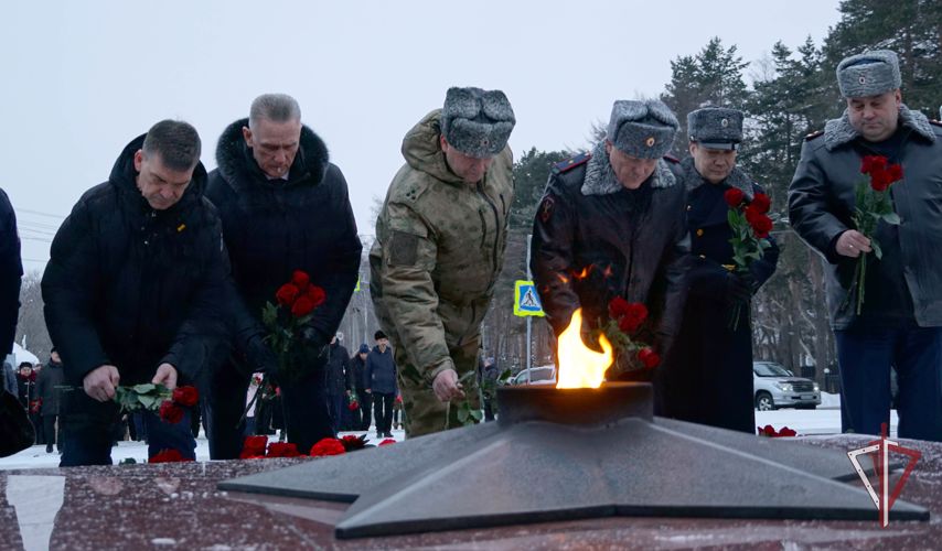 Сахалинские росгвардейцы в День защитника Отечества возложили цветы к Вечному огню 