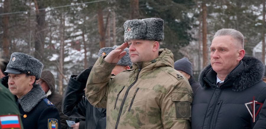 Сахалинские росгвардейцы в День защитника Отечества возложили цветы к Вечному огню 