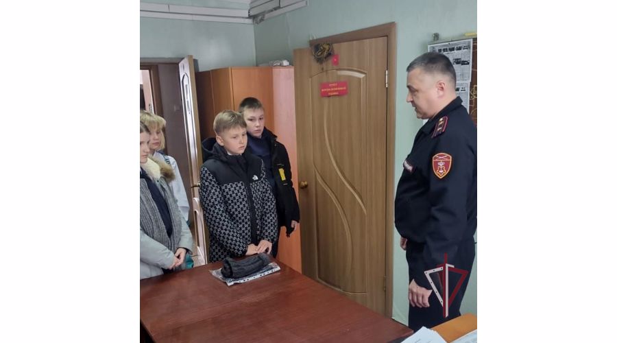 Кадеты "Гвардейской смены" накануне Дня Росгвардии поздравили представителей ведомства с профессиональным праздником