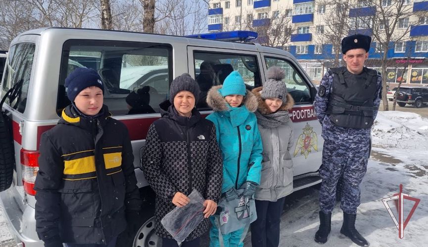 Кадеты "Гвардейской смены" накануне Дня Росгвардии поздравили представителей ведомства с профессиональным праздником