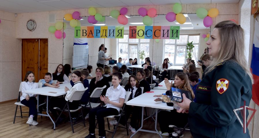 В Южно-Сахалинске росгвардейцы рассказали школьникам о своей службе