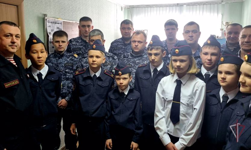 Кадеты "Гвардейской смены" накануне Дня Росгвардии поздравили представителей ведомства с профессиональным праздником