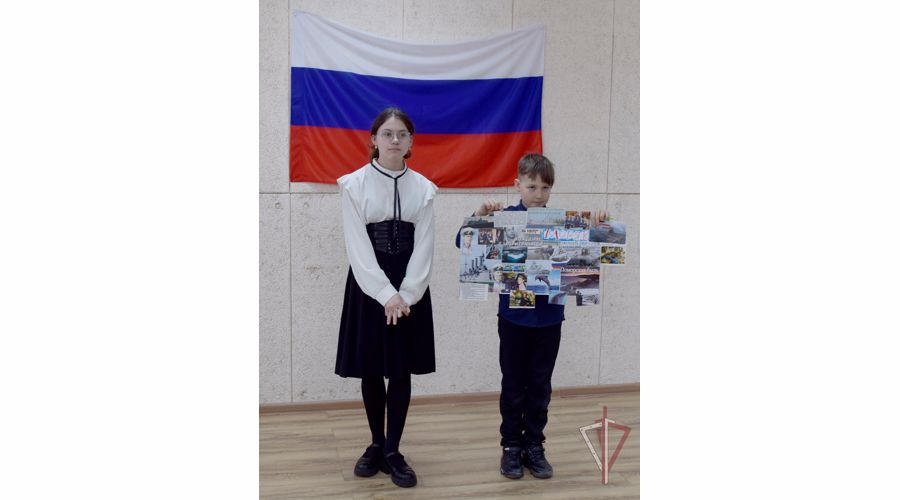 В Южно-Сахалинске росгвардейцы рассказали школьникам о своей службе