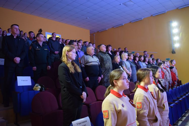 Стенд героям специальной военной операции открыли в школе в Южно-Сахалинске 