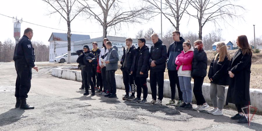 В гостях у сахалинского отряда мобильного особого назначения побывали студенты из Южно-Сахалинска