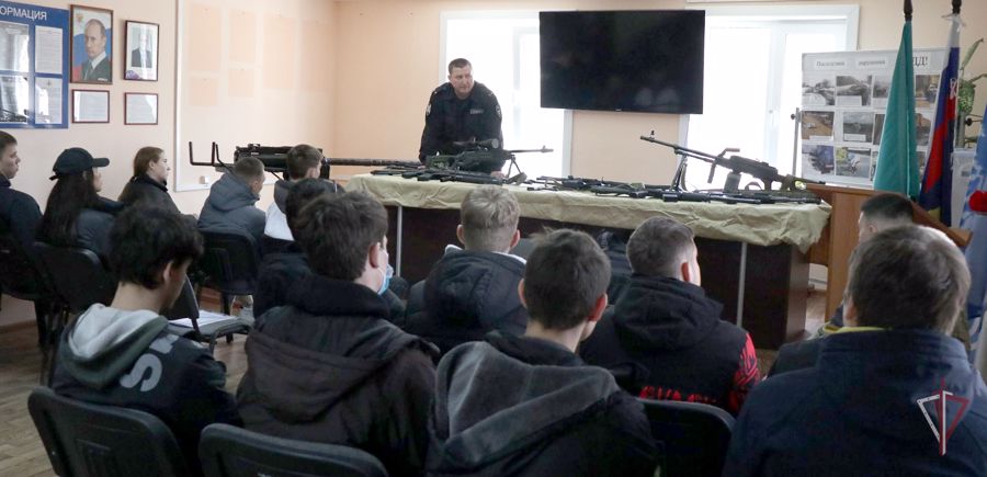 В гостях у сахалинского отряда мобильного особого назначения побывали студенты из Южно-Сахалинска