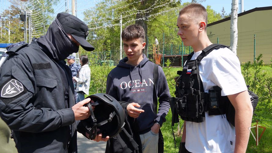 Военные профессии, спорт и творчество: на Сахалине росгвардейцы провели профориентационную акцию