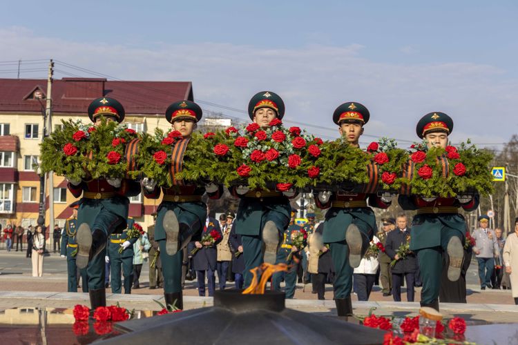 Сахалинские росгвардейцы в День Победы почтили память героев