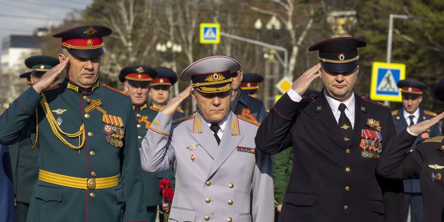 Сахалинские росгвардейцы в День Победы почтили память героев