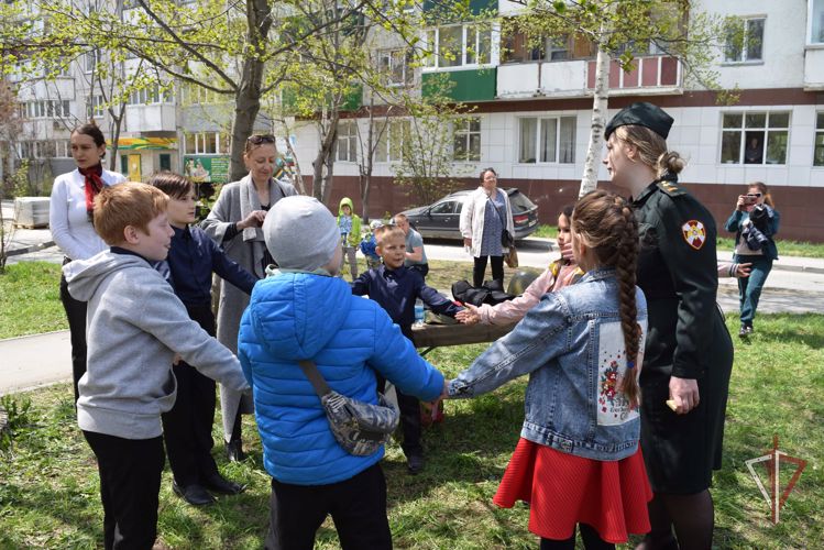 Росгвардейцы продолжают поздравлять ветеранов Великой Отечественной войны с праздником Великой Победы