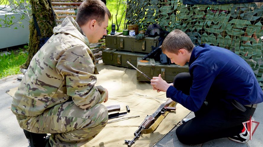 Военные профессии, спорт и творчество: на Сахалине росгвардейцы провели профориентационную акцию
