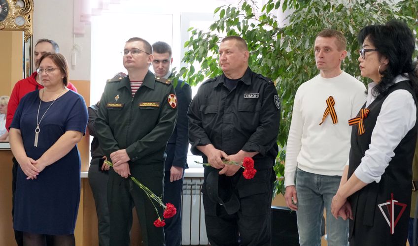 В сельской школе на Сахалине в память о погибших героях-современниках установили мемориальную доску