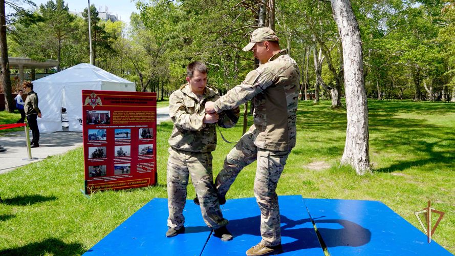 Военные профессии, спорт и творчество: на Сахалине росгвардейцы провели профориентационную акцию