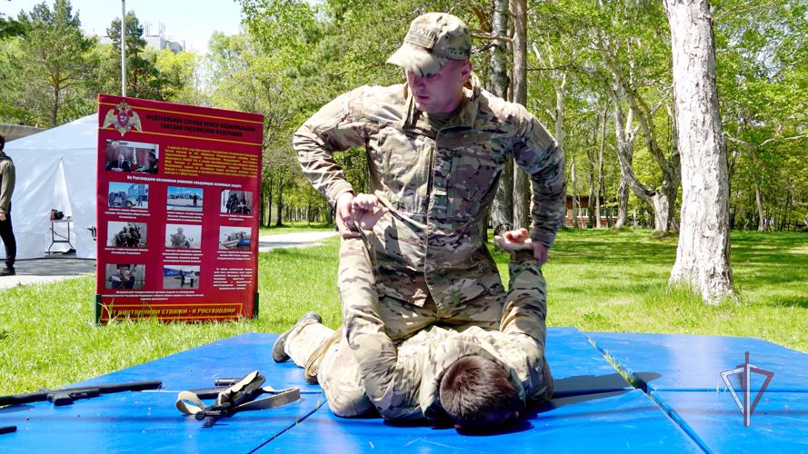Военные профессии, спорт и творчество: на Сахалине росгвардейцы провели профориентационную акцию