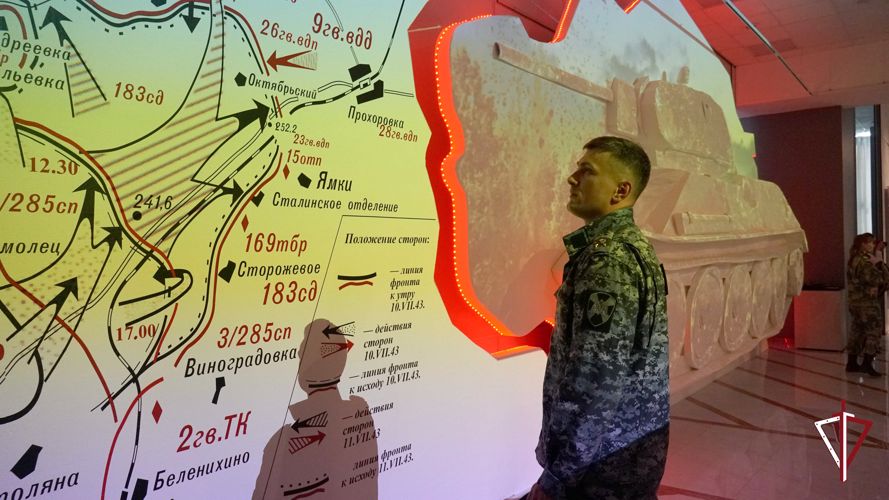 Сахалинские росгвардейцы стали первыми посетителями выставочного проекта "Курская битва. Прохоровское сражение"