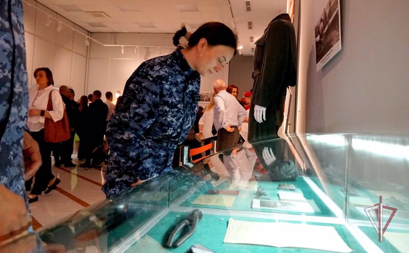Сахалинские росгвардейцы стали первыми посетителями выставочного проекта "Курская битва. Прохоровское сражение"