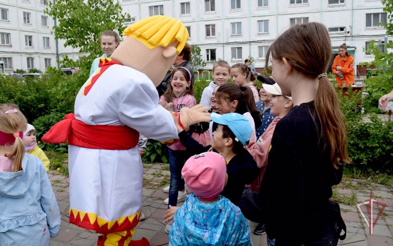 В Международный день защиты детей росгвардейцы провели праздник двора