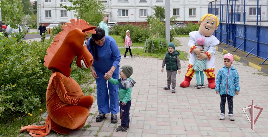 В Международный день защиты детей росгвардейцы провели праздник двора