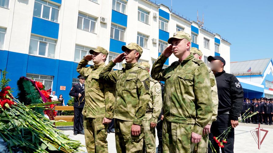  В Южно-Сахалинске открыт сквер "Памяти защитников правопорядка" 