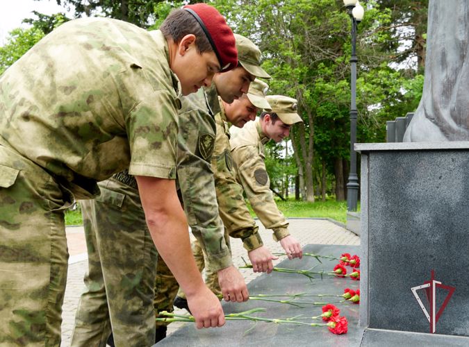 На Сахалине росгвардейцы почтили память боевых товарищей