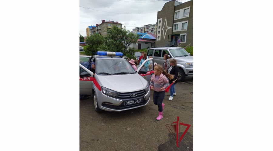 В Холмске сотрудники вневедомственной охраны дали старт акции «Каникулы с Росгвардией»