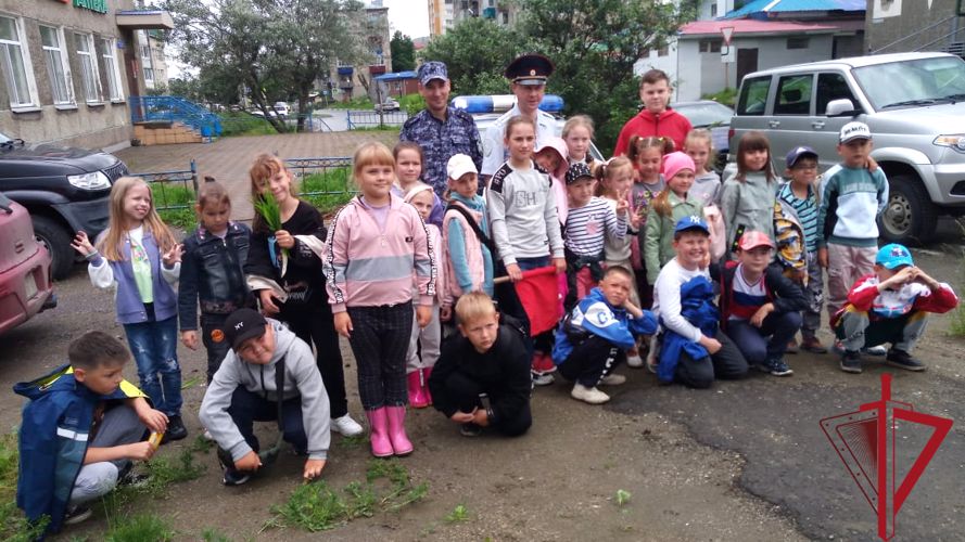 В Холмске сотрудники вневедомственной охраны дали старт акции «Каникулы с Росгвардией»