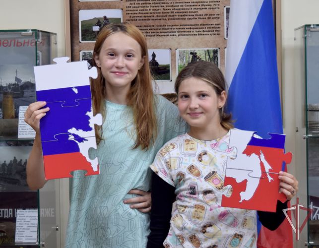 В Южно-Сахалинске росгвардейцы провели для детей интелектуальную игру "Три цвета Родины моей", посвященную Дню Государственного флага России