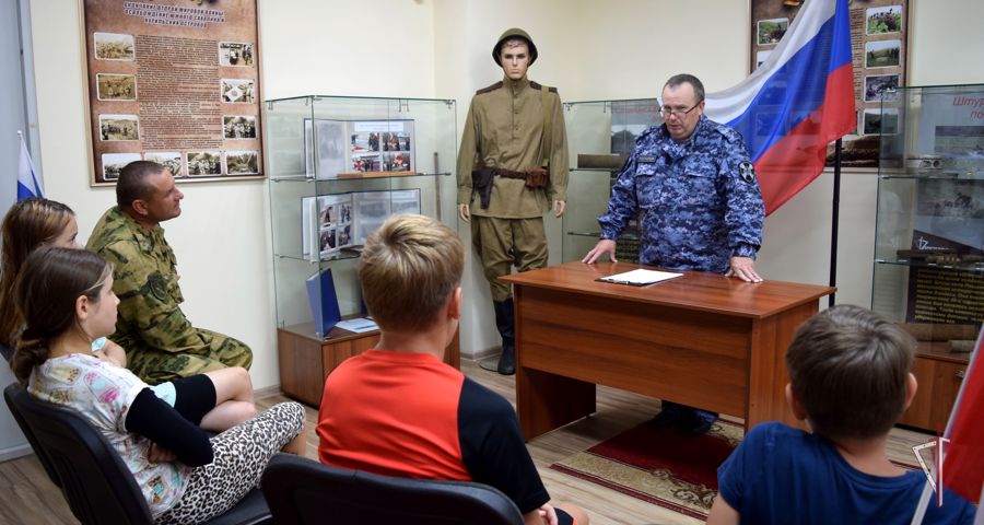 В Южно-Сахалинске росгвардейцы провели для детей интелектуальную игру "Три цвета Родины моей", посвященную Дню Государственного флага России