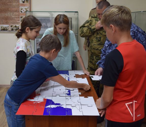 В Южно-Сахалинске росгвардейцы провели для детей интелектуальную игру "Три цвета Родины моей", посвященную Дню Государственного флага России
