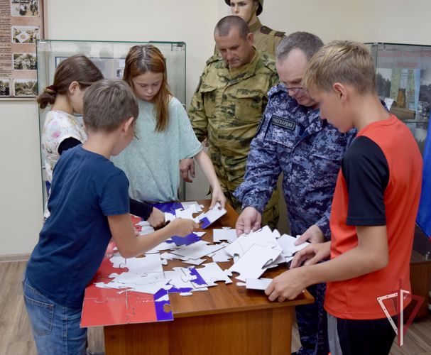 В Южно-Сахалинске росгвардейцы провели для детей интелектуальную игру "Три цвета Родины моей", посвященную Дню Государственного флага России
