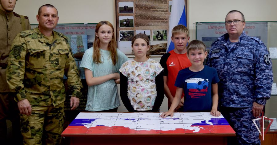 В Южно-Сахалинске росгвардейцы провели для детей интелектуальную игру "Три цвета Родины моей", посвященную Дню Государственного флага России