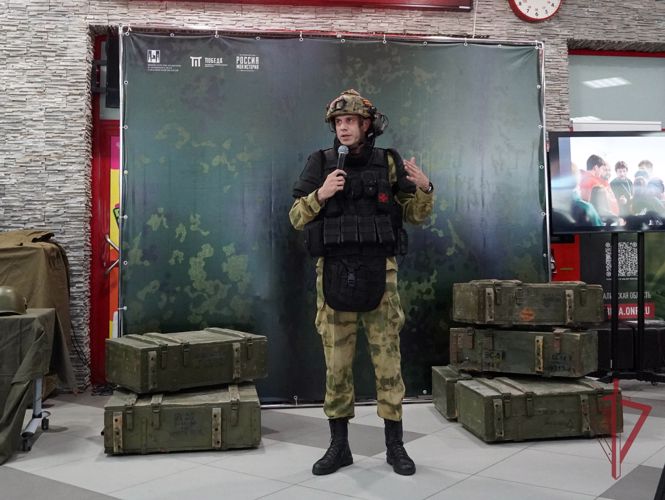 Курс начальной военной подготовки провели росгвардейцы перед показом фильма «Свои среди чужих»
