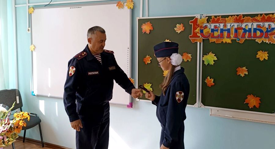 Росгвардейцы провели классный час с кадетами «Гвардейской смены» в школе города Александровск-Cахалинский