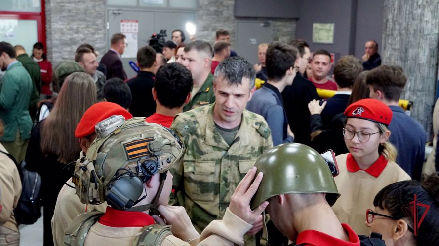 Курс начальной военной подготовки провели росгвардейцы перед показом фильма «Свои среди чужих» 