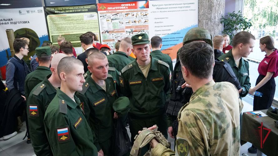 Курс начальной военной подготовки провели росгвардейцы перед показом фильма «Свои среди чужих» 