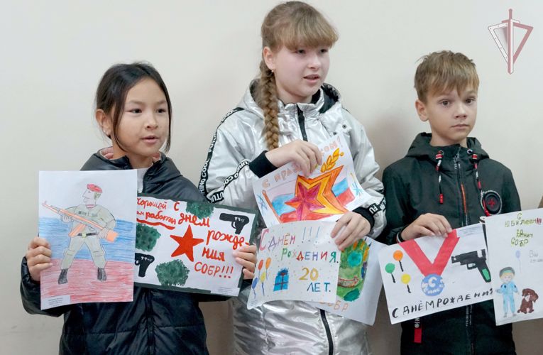 В Южно-Сахалинске росгвардейцы провели акцию "Безопасный мир" для школьников