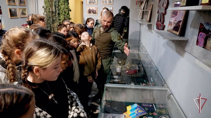 В Южно-Сахалинске росгвардейцы провели акцию "Безопасный мир" для школьников