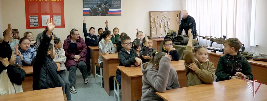 В Южно-Сахалинске росгвардейцы провели акцию "Безопасный мир" для школьников
