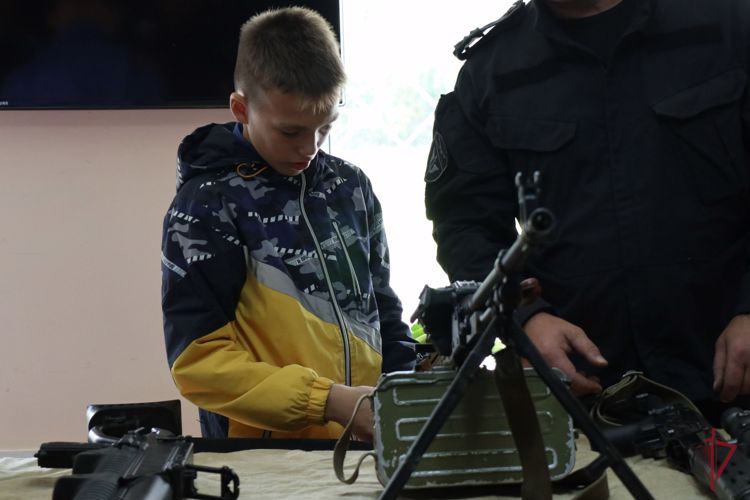 В гостях у сахалинского отряда мобильного особого назначения побывали воспитанники Троицкого детского дома