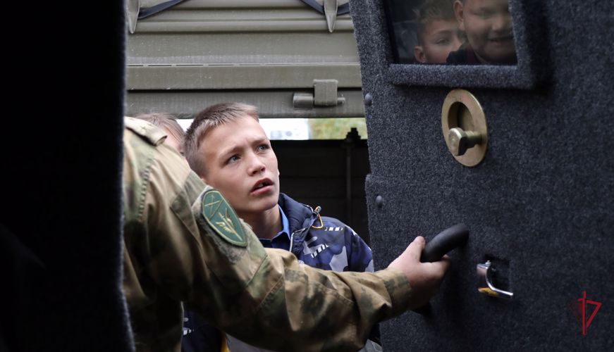 В гостях у сахалинского отряда мобильного особого назначения побывали воспитанники Троицкого детского дома