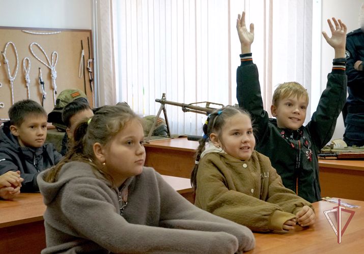 В Южно-Сахалинске росгвардейцы провели акцию "Безопасный мир" для школьников